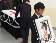 경건하게 진행되는 故 은비 발인식