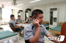 편안하게 내무반에서 통화를