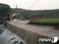 경주 북군 저수지 누수…주민 100여명 대피