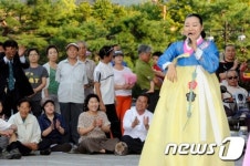 추석맞아 경기민요 감상하는 시민들...