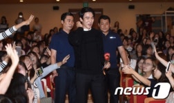 칠봉이 유연석, 수줍음 안고 성신여대 습격