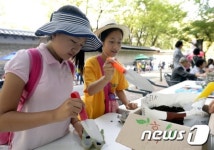 직접 꾸민 친환경 화분에 흙 담아요