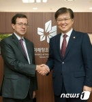인사 나누는 최양희 장관과 파스키에 프랑스대사