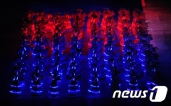 손님을 맞는 청사초롱