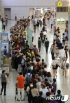인천국제공항 보안강화 길게 늘어선 줄
