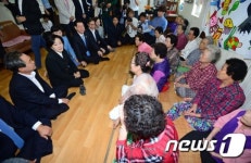어르신들과 대화하는 박영선 원내대표