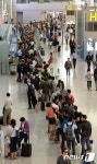 인천국제공항 보안검색 강화 길게 늘어선 줄