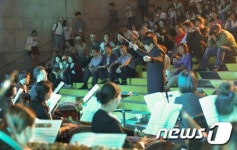 가을 야외 연주에 푹 빠진 시민들