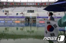 가을비에 테니스 첫 금메달도 잠시 연기