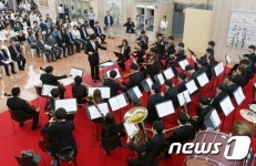 정부청사 로비서 공연하는 하트하트 오케스트라