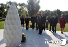 박승춘 국가보훈처장, 스웨덴 참전비 헌화