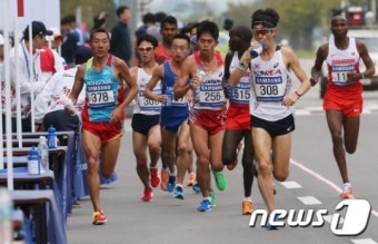물 마시는 마라톤 선수들