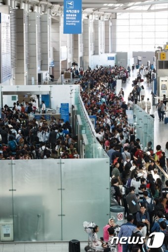 중국인 관광객 붐비는 인천공항