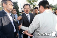 학교 앞 교도소 항의받는 신성범 의원