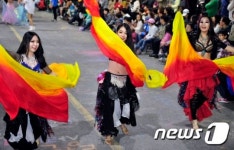 시선 이끈 밸리댄스 퍼레이드