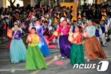 고운한복과 청사초롱든 거리퍼레이드