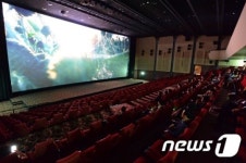 임시개장 앞둔 제2롯데월드 초대형 스크린도 있네