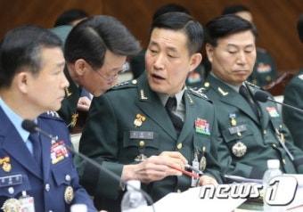 신원식 합참 작전본부장 '무슨 얘기?'
