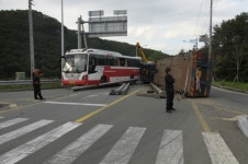 울산서 트레일러 화물 추락, 관광버스 초등생 34명 부상