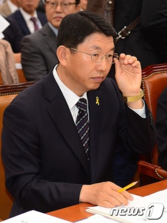 안경 고쳐쓰는 김석균 해경청장