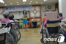 다문화가수 헤라, 시설 어르신들에게 ‘孝’ 노래봉사