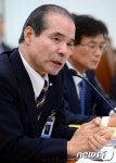 의원들 질의에 답하는 이종구 수산업협동조합중앙회장