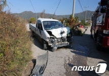 철원서 1t 화물차-2.5t 軍트럭 충돌…3명 부상