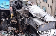 화재로 폐허된 동대문 종합시장 내 의류부자재상가