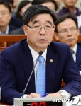 의원들 질의에 답하는 이기권 장관
