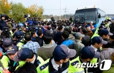 대북전단 살포 보수단체와 파주시민-진보단체 회원 충돌
