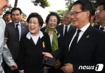 이희호, 박정희 서거 35주년 기념식에 첫 추모화환