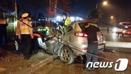 창원서 SUV 차량 전신주 충돌…2명 사상