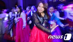 한복 입고 춤추니 색다르네