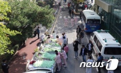 경찰병원 밖으로 대피한 환자들