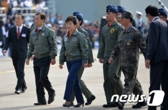 FA-50 전투기 전력화 기념식 입장하는 박근혜 대통령