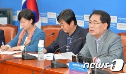 예산안 심사방안 기자간담회 갖는 백재현 정책위의장