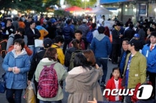 야구장 앞 광장 가득메운 야구팬들