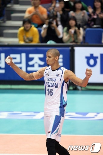 [프로배구] '레오 38점' 삼성화재, 한국전력 꺾고 선두 차지