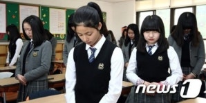 묵념하는 석포여중 학생들