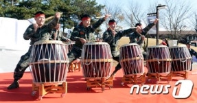 군악대 장병들의 절도 넘치는 모듬북 공연