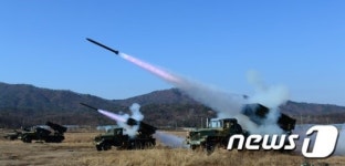 작렬하는 K-136 구룡 다연장 로켓포