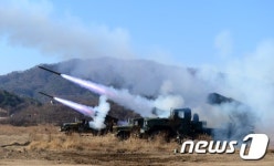 작렬하는 K-136 구룡 다연장 로켓포