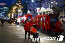 캐릭터 뿌까 꾸며진 도심가판대