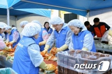 경남은행, 본점 주차장서 ‘사랑의 김장 김치 나눔 행사’