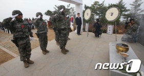 연평도 포격 4주기 추모식 찾은 연평부대장