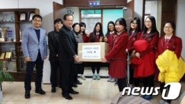 할아버지 따뜻한 겨울 보내세요…천안 복자여고생 목도리 기부
