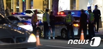 '음주운전 단속에 적발된 시민들'