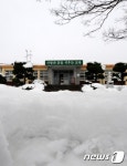 폭설에 묻힌 초등학교