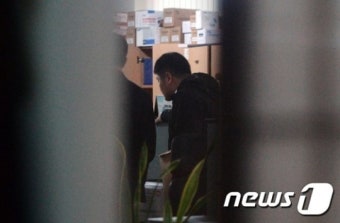 정보분실 압수수색하는 검찰 수사관들