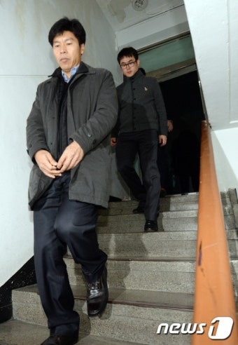 정보분실 사무실 나서는 검찰 수사관들